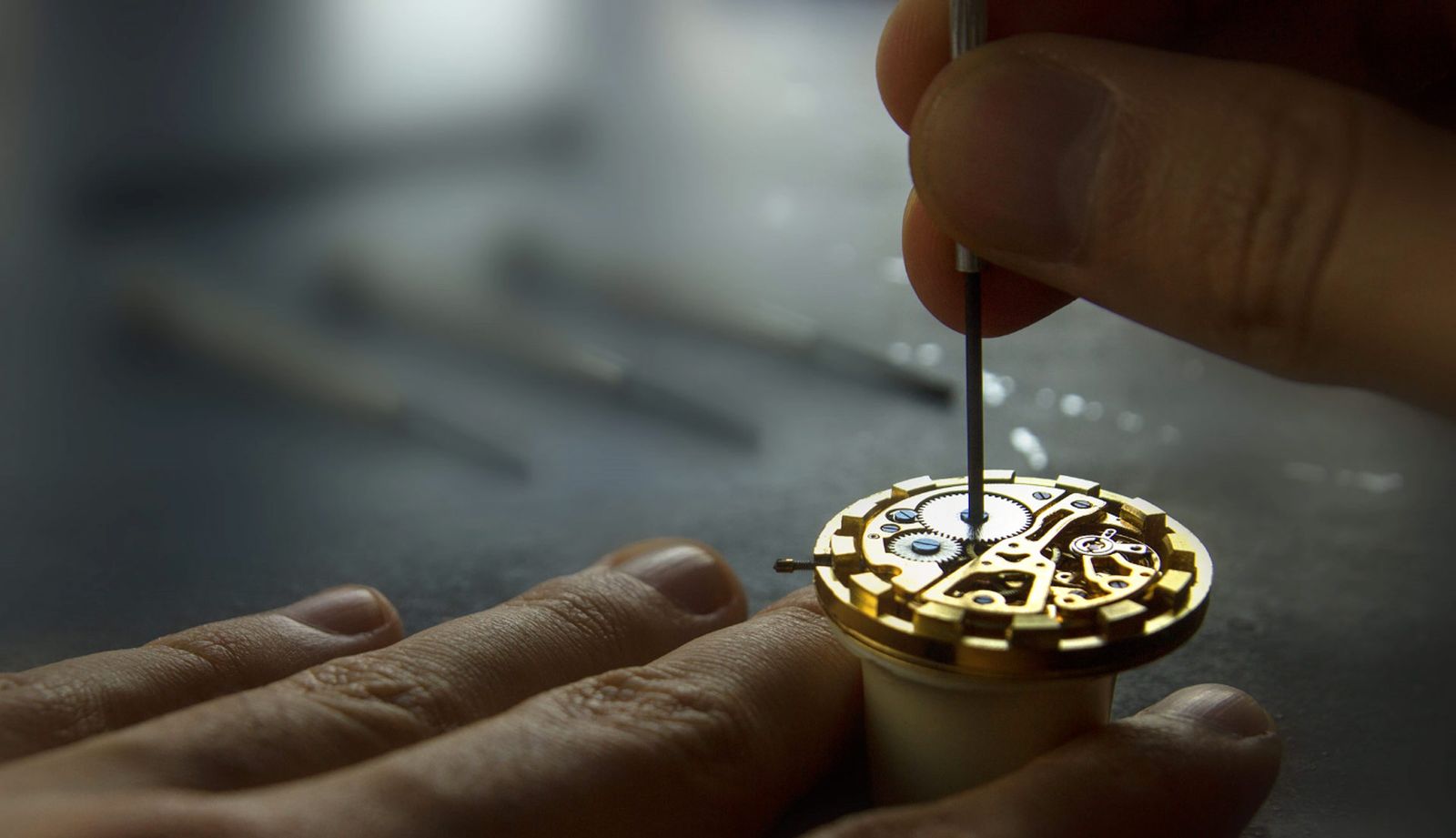 Horloger au travail sur un mouvement